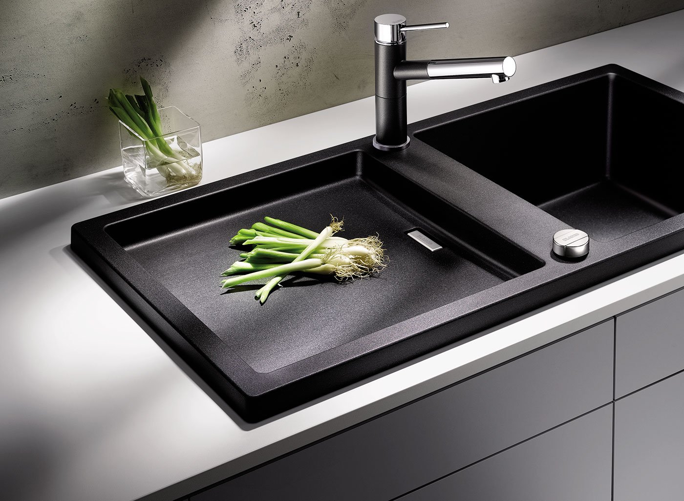 Смеситель кухонный с выдвижной лейкой Blanco Alta-S Compact 526161 черный